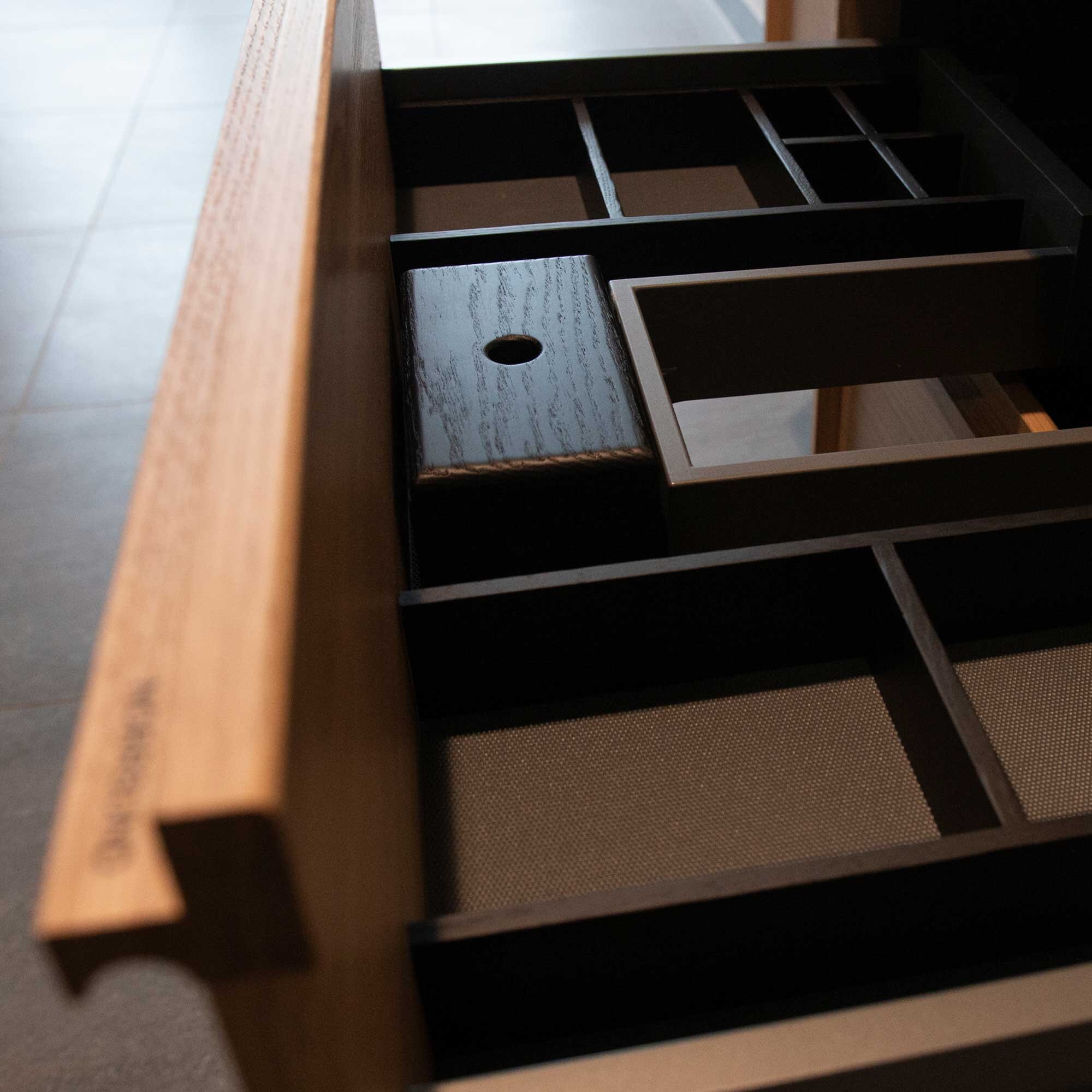 Köp Låda med lock Lådinredning Svartbetsad ek 90x60x177 mm - StudioNord.se
