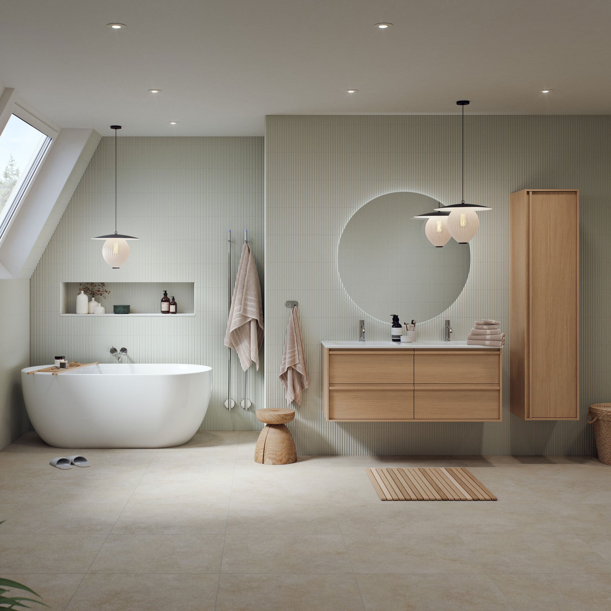 Badrum med vitt badkar och badrumsmöbler i ljus ek