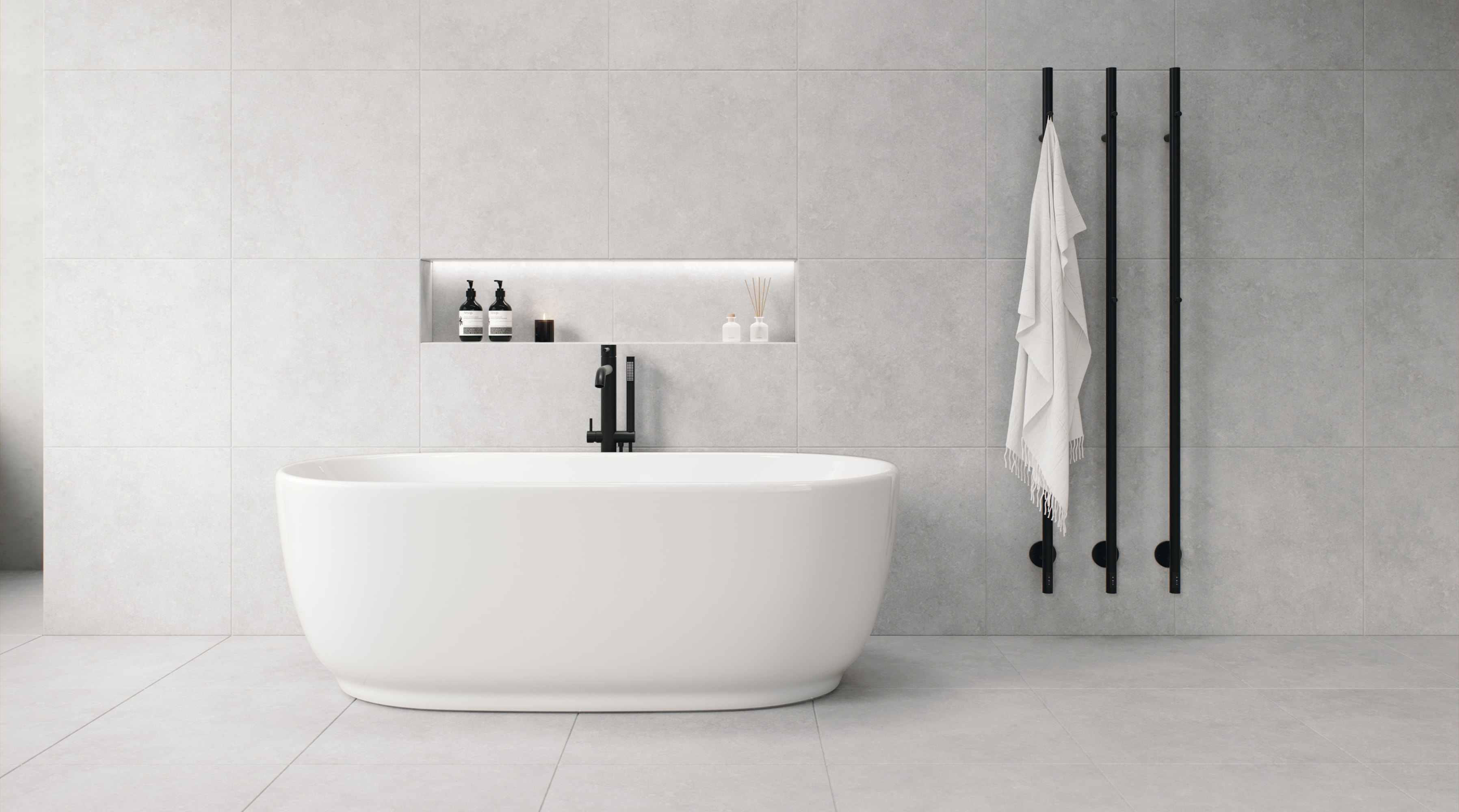 vitt fristående badkar 170cm grått kalkstenskakel badrum