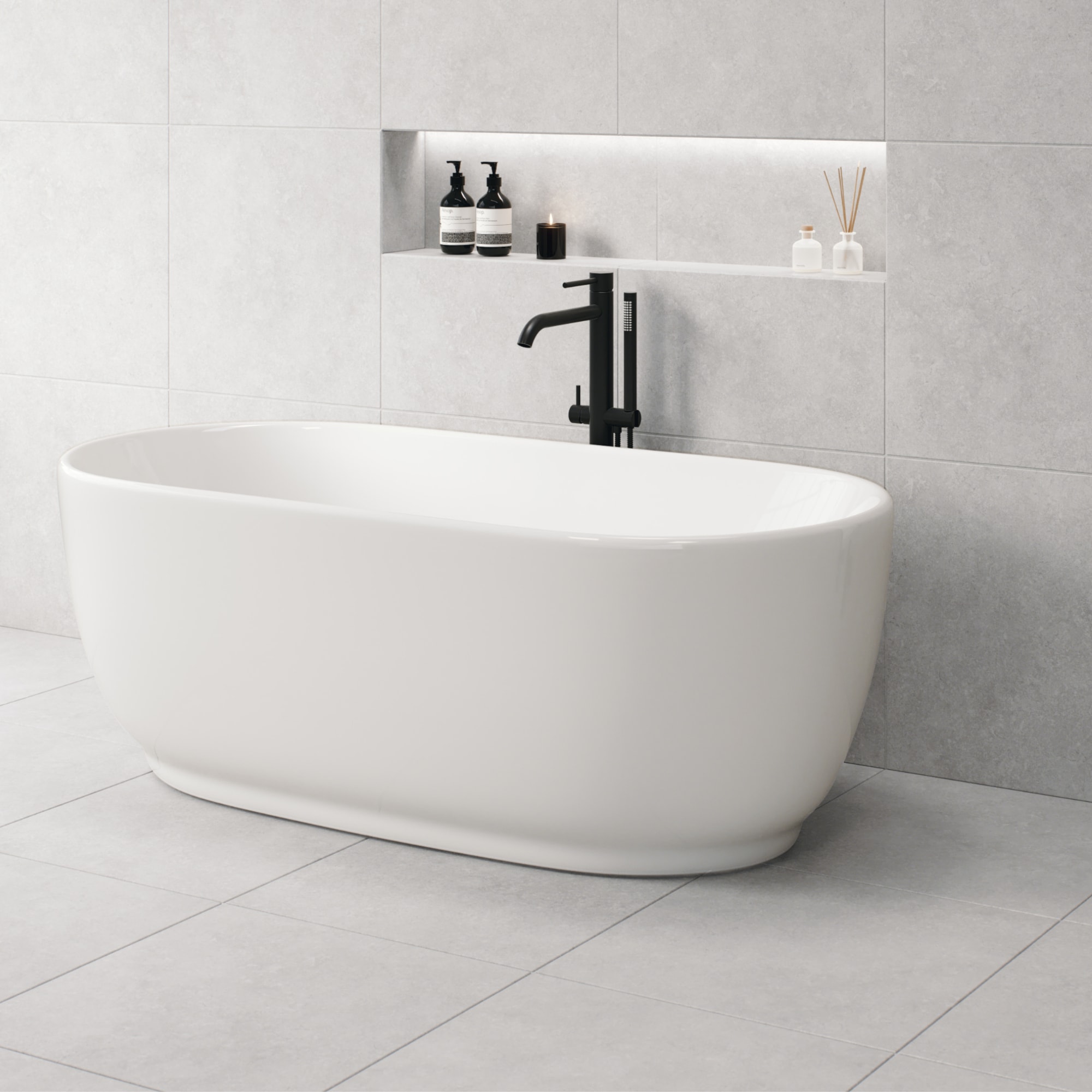 vitt fristående badkar 170cm microcement badrum